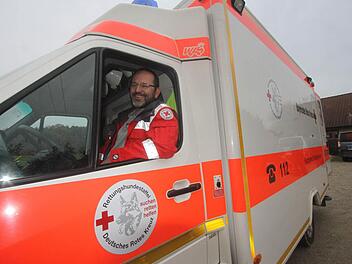 Thomas Mach fährt meistens den Rettungswagen. Man muss genau hinschauen, um das "Sonderfahrzeug" zu erkennen. Foto: Michael Busch