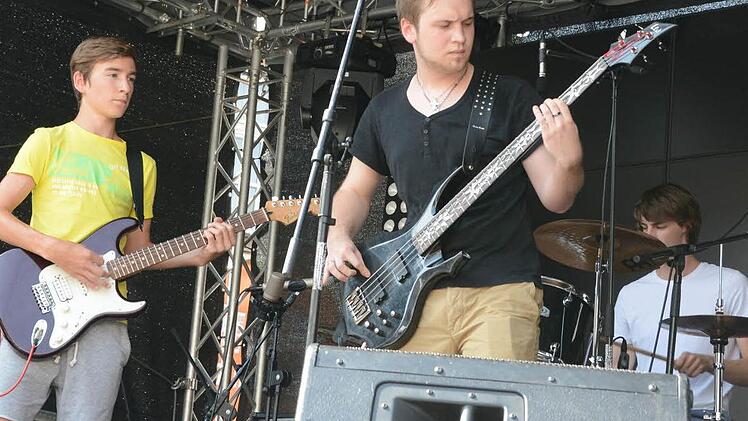 Die Musicschool trotzt der Hitze und sorgt auf dem marktplatz für abwechslugnsreiche Unterhaltung.  Foto: Dagmar Besand