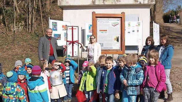 Gro&szlig;e und kleine G&ouml;&szlig;weinsteiner er&ouml;ffneten den Sagenweg.  Foto: Thomas Weichert