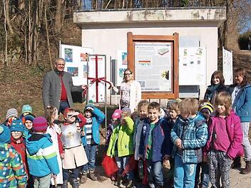 Große und kleine Gößweinsteiner eröffneten den Sagenweg.  Foto: Thomas Weichert