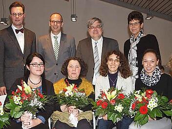Richter Johannes Gründel (hinten von links), Landrat und BRK-Kreisvorsitzender Christian Meißner, BRK-Kreisgeschäftsführer Thomas Petrak und die Landtagsabgeordnete Susann Biedefeld beglückwünschten die sechs Betreuerinnen Anja Wörner (sitzend von links), Nina Biesenecker, Claudia Gräf, Imke Juris, Petra Kotterba und Astrid Gold zum 20-jährigen Bestehen des BRK-Betreuungsvereins. Foto: Alfred Thieret