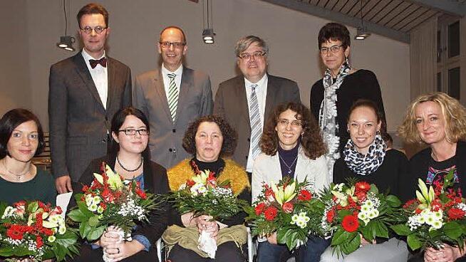 Richter Johannes Gründel (hinten von links), Landrat und BRK-Kreisvorsitzender Christian Meißner, BRK-Kreisgeschäftsführer Thomas Petrak und die Landtagsabgeordnete Susann Biedefeld beglückwünschten die sechs Betreuerinnen Anja Wörner (sitzend von links), Nina Biesenecker, Claudia Gräf, Imke Juris, Petra Kotterba und Astrid Gold zum 20-jährigen Bestehen des BRK-Betreuungsvereins. Foto: Alfred Thieret