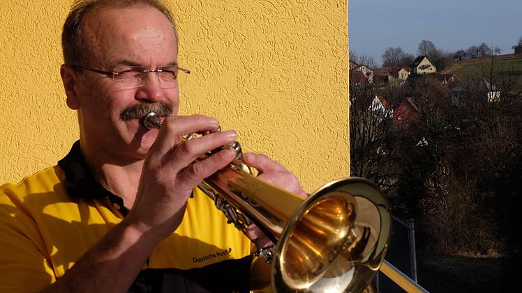 Stefan Matthes dirigiert die Postkapelle und spielt bei den Rucksack-Musikanten die Trompete.  Foto: Gerd Schaar