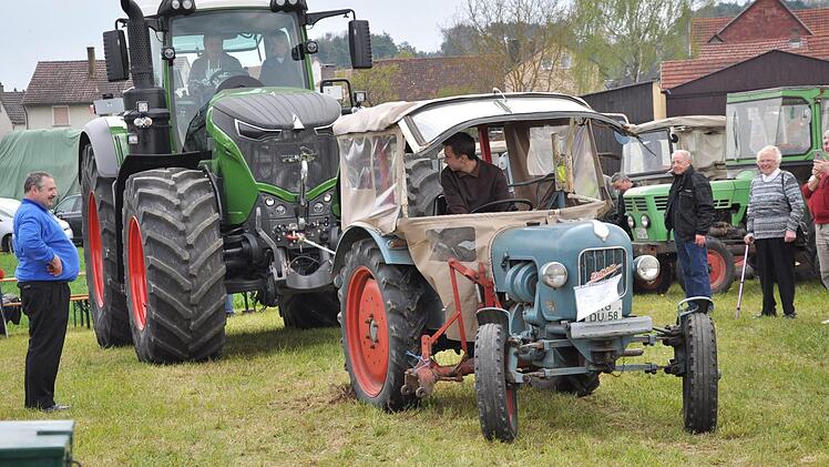 Beim Maifest in Weichtungen trafen sich Oldtimer-Traktoren und auch Oldtimer-Autos. Foto: Daniel Wiener