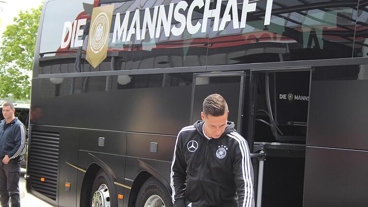 Viele Fans waren zu diesem Zeitpunkt noch nicht am Hotel. Foto: Jann Weckel