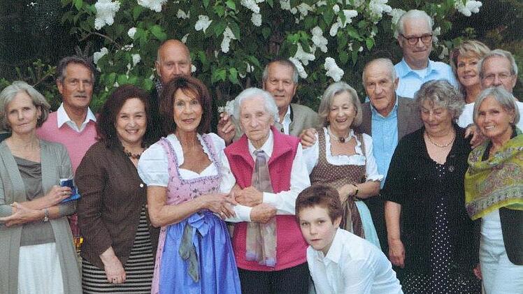 Ottilie Hausinger im Kreise ihrer vielen Kinder, denen sie im Laufe des Lebens zur Seite stand.   Irene Hausinger