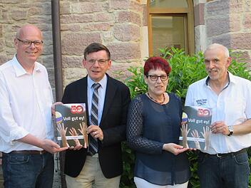 Abteilungsleiter Matthias Benner (links) und Mitorganisator des Festaktes Paul Oschmann (rechts) übergeben die Jubiläumsfestschrift an Bürgermeister Armin Warmuth und stellvertretende Landrätin Monika Horcher. Foto: Winfried Ehling