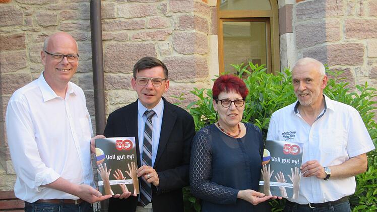 Abteilungsleiter Matthias Benner (links) und Mitorganisator des Festaktes Paul Oschmann (rechts) übergeben die Jubiläumsfestschrift an Bürgermeister Armin Warmuth und stellvertretende Landrätin Monika Horcher. Foto: Winfried Ehling