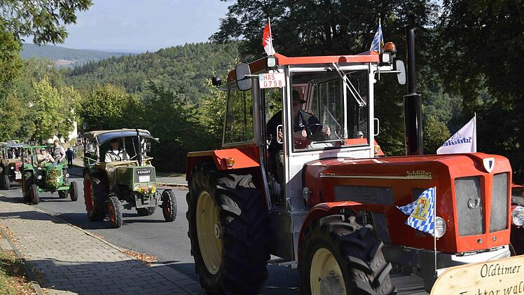 123 Schlepper aus allen Gegenden Deutschlands nahmen an der 10. Traktorenwallfahrt teil.