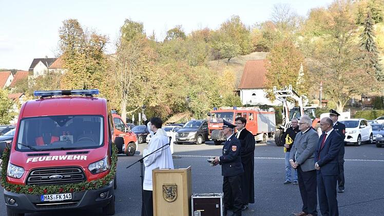 Pfarrer Peter Hohlweg und Kaplan Nicolas Kehl segneten in einer feierlichen Zeremonie den neuen Mannschaftstransportwagen.Gerold Snater