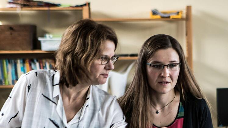Proben-Endspurt: Schülerinnen und Schüler der Grundschule Coburg-Neuses üben für ihr Moldau-Projekt (Carmen Schmidt, links; Ramona Rost).Foto: Jochen Berger