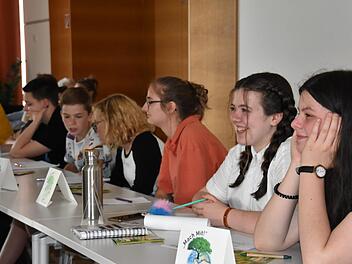 Acht Jugendliche der "Fridays for Future"-Bewegung waren als Gäste in die Umweltausschuss-Sitzung gekommen; Amelie Festag (Zweite von rechts) wünschte sich, dass "Leute mit Ahnung" auch mal an die Schule kämen, um zu erläutern, was man verändern könnte. Uschi Prawitz
