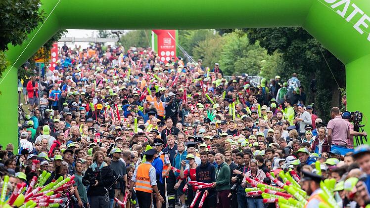 Emotionaler Höhepunkt auf der Radstrecke ist der Solarer Berg, wo die Fans den Athleten am nächsten kommen. Foto: Daniel Karmann/dpa