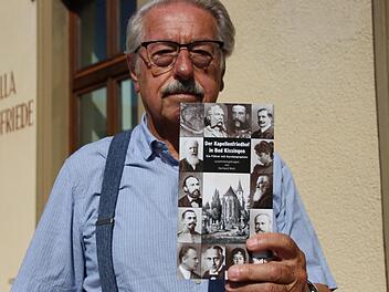 Heimatforscher Gerhard Wulz hat den Führer über den Kissinger Kapellenfriedhof neu überarbeitet. Foto: Benedikt Borst