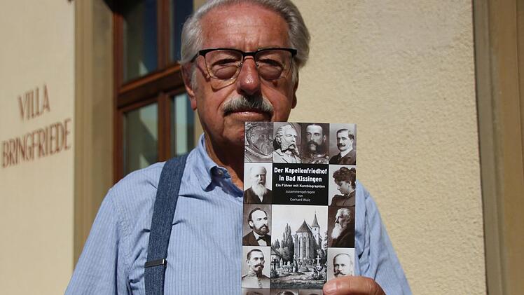 Heimatforscher Gerhard Wulz hat den Führer über den Kissinger Kapellenfriedhof neu überarbeitet. Foto: Benedikt Borst
