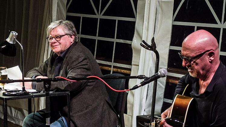 Bestens eingespieltes Duo: Der Autor Fitzgerald Kusz und der Gitarrist Klaus Brandl (rechts) gastierten in der Coburger Reithalle.Foto: Jochen Berger