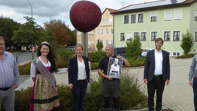 Obstfachberater Hans Schilling , Kirschkönigin Rebecca I. und Tina Weißhaupt (Geschäftsführerin Obstgroßmarkt Igensdorf) mit dem Wettbewerbssieger Werner Baierlein, Landrat Hermann Ulm und Manuel Rauch (Geschäftsführer Obstgroßmarkt Petzfeld) bei der Preisübergabe (v. l.)