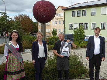 Obstfachberater Hans Schilling , Kirschk&ouml;nigin Rebecca I. und Tina Wei&szlig;haupt (Gesch&auml;ftsf&uuml;hrerin Obstgro&szlig;markt Igensdorf) mit dem Wettbewerbssieger Werner Baierlein, Landrat Hermann Ulm und Manuel Rauch (Gesch&auml;ftsf&uuml;hrer Obstgro&szlig;markt Petzfeld) bei der Preis&uuml;bergabe (v. l.)