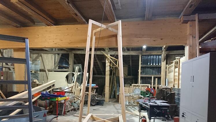 Bilder vom Aufbau der Weihnachtspyramiden. Foto: privat