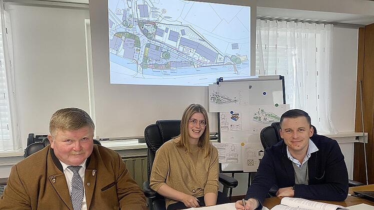 Sie zeigten sich nach der Marktgemeinderatssitzung glücklich über die Entscheidung für die einfache Dorferneuerung Förtschendorf. Von links Kreis- und Gemeinderat Reinhold Heinlein, die Ortssprecherin von Förtschendorf Christina Kropp und Bürgermeister Stefan Heinlein. Im Hintergrund der Gestaltungsentwurf für den Bereich der Dorferneuerung am Dorfplatz um Feuerwehrhaus und alte Schule.