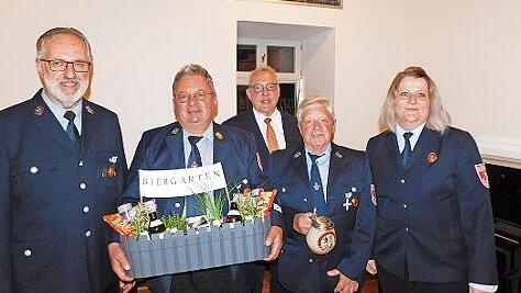 Danke für 32 Jahre als Schriftführer sagte die Wehr Neuenreuth Reinhold Hollfelder (2.v.l.), Harald Teichmann (2.v.r.) wurde zum Ehrenmitglied ernannt. Es gratulierten (von links) Vorsitzender Fred Sadel, Bürgermeister Harald Hübner und stellvertr...