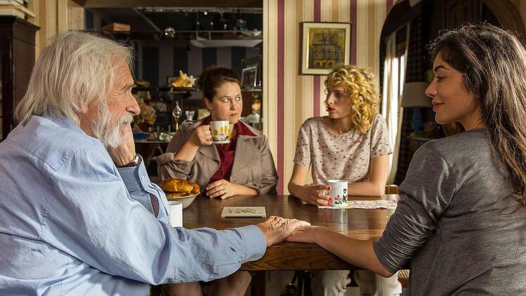 In welcher Beziehung stehen Pierre (Pierre Richard) und Flora (Fanny Valette, rechts) zueinander? Pierres Tochter Sylvie (Stéphane Bissot, links) und ihre Tochter Juliette (Stéphanie Grayencourt) meinen es zu wissen und sind entsetzt.