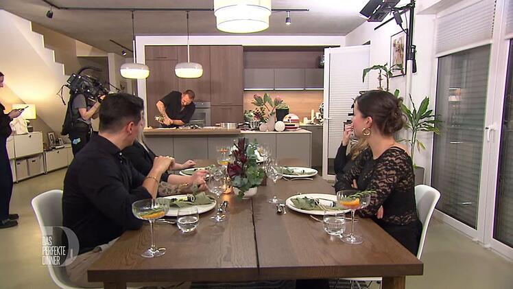 In der offenen K&uuml;che liefert der Gastgeber seinen G&auml;sten eine perfekte Kochshow.