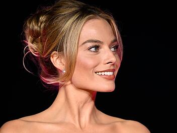 Margot Robbie hatte im Film "Wuthering Heights" offenbar "extrem behaarte Achselh&ouml;hlen" - diese sind allerdings nicht zu sehen.