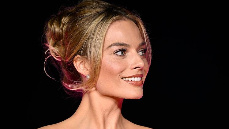 Margot Robbie hatte im Film "Wuthering Heights" offenbar "extrem behaarte Achselh&ouml;hlen" - diese sind allerdings nicht zu sehen.