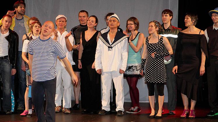 Das große Finale mit den vier Mitarbeitern des Zirkus Giovanni, die bei der 3. Bamberger Varieté ihre künstlerische Klasse bewiesen: Fabian Rieger (ganz links), Dominik Münch (vorne), Bene S. Schmidt (Mitte, als Matrose) und Sara Wunderer (Vierte von rechts).