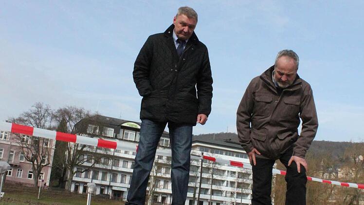 Die Umfassung des Springbrunnens im Rosengarten braucht noch Arbeit.