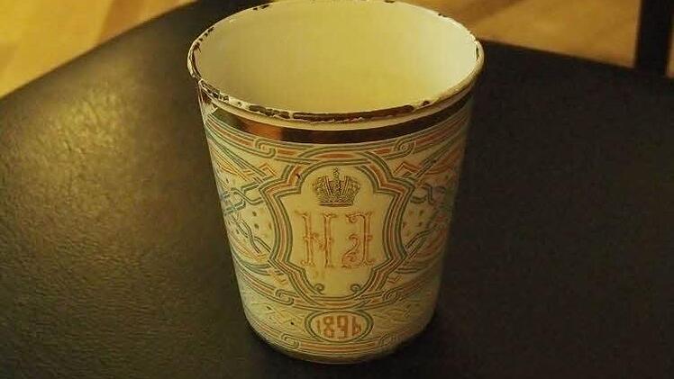 Becher zur Krönungsfeierlichkeit von Zar Nikolaus II. im Jahr 1896, Aus dem Besitz von Ursula Krämer, Coburg.Foto: Jochen Berger