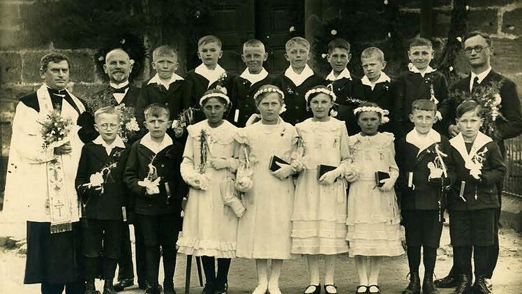 Die Kommunionkinder des Jahrgangs 1934 mit Pfarrer Georg Helein und Lehrer Sturm aus Hofstetten (rechts). Vorne als Vierte von rechts: Maria Holzberg, geb. Heppt; hinten, Sechster von rechts: Hans Rambacher.  Foto: privat