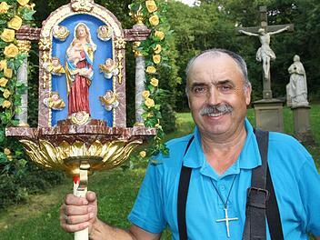 Seit 36 Jahren trägt Erhard Tremer das Marienbild der Sulzthaler Wallfahrer nach Retzbach. Letzte Station ist die Kreuzwegstation neben der Wallfahrtskirche. Foto: Ralf Ruppert