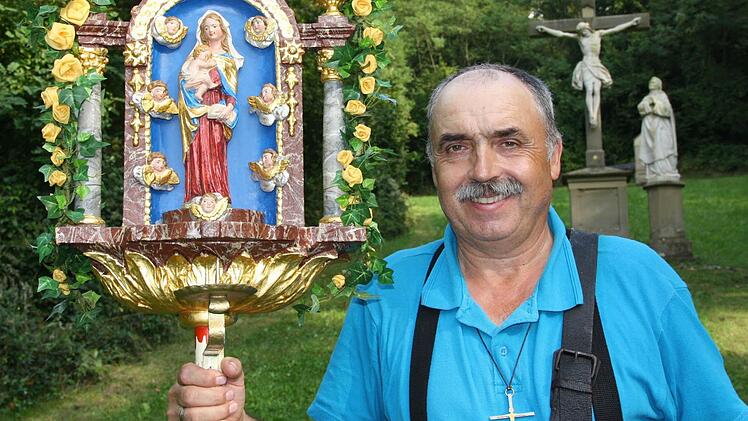 Seit 36 Jahren trägt Erhard Tremer das Marienbild der Sulzthaler Wallfahrer nach Retzbach. Letzte Station ist die Kreuzwegstation neben der Wallfahrtskirche. Foto: Ralf Ruppert
