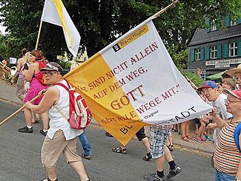 Die neue Regens-Wagner-Fahne trug ein Bewohner der Behinderteneinrichtung in Burgkunstadt. Foto: A. Welz