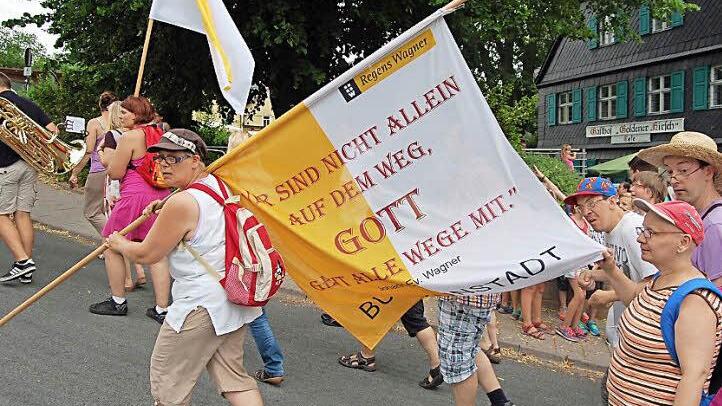 Die neue Regens-Wagner-Fahne trug ein Bewohner der Behinderteneinrichtung in Burgkunstadt. Foto: A. Welz