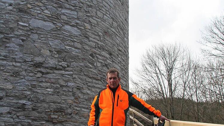 Fritz Maier von den Bayerischen Staatsforsten ist froh, dass sich jetzt ein Zusammenschluss von begeisterten Stadtsteinachern um die Pflege der Burgruine Nordeck kümmern möchte