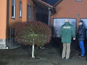 Vor dem eigenen Haus: Am Mittwochabend kam das Landgericht zu einem Ortstermin nach Unterschleichach. Die Polizei führte den Angeklagten vor. Unser Bild zeigt Roland E. (Zweiter von links) im Hof seines Anwesens. Rund um das Haus wurde die Örtlichkeit besichtigt.  Foto: Ronald Rinklef