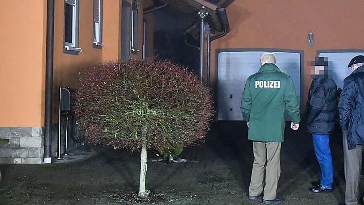 Vor dem eigenen Haus: Am Mittwochabend kam das Landgericht zu einem Ortstermin nach Unterschleichach. Die Polizei führte den Angeklagten vor. Unser Bild zeigt Roland E. (Zweiter von links) im Hof seines Anwesens. Rund um das Haus wurde die Örtlichkeit besichtigt.  Foto: Ronald Rinklef