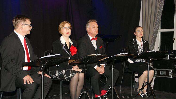 "Der Rest ist Loriot": Als szenische Lesung mit minimalen Requisiten, aber maximaler schauspielerischer Präsenz gestaltete des Ensemble "Stilblüten" einen äußerst vergnüglichen Abend in Eltmann. (von links: Ralf Ahlborn, Tatjana Grumbach, Andreas Herden und Luna Mittig).Sabine Weinbeer