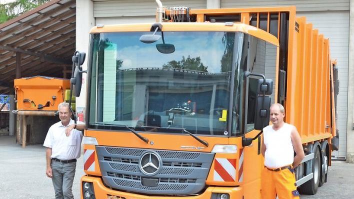 Frank Rebhan (links) und Lutz Süßenguth präsentieren das neue Müllfahrzeug. Foto: Rainer Lutz