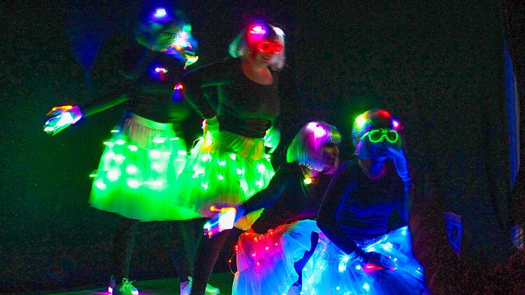 Schwarzlicht und LEDs - ein faszinierender Auftritt     Foto: Evi Seeger