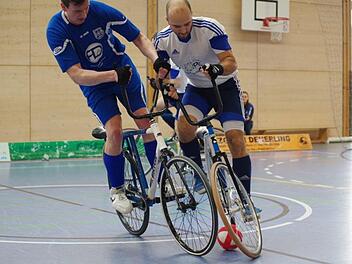 Der Steinwiesener Markus Michel (rechts) im Zweikampf mit einem Akteur des RSV Zscherben.  Foto: Hans Franz
