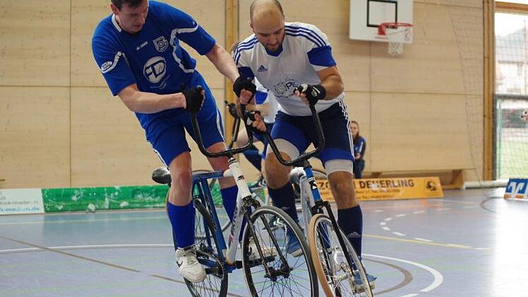 Der Steinwiesener Markus Michel (rechts) im Zweikampf mit einem Akteur des RSV Zscherben.  Foto: Hans Franz