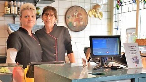 "Die Leute m&uuml;ssen ja schlie&szlig;lich auch was essen", finden Annegret Hoffmann (links) und Gabriele Fetter.