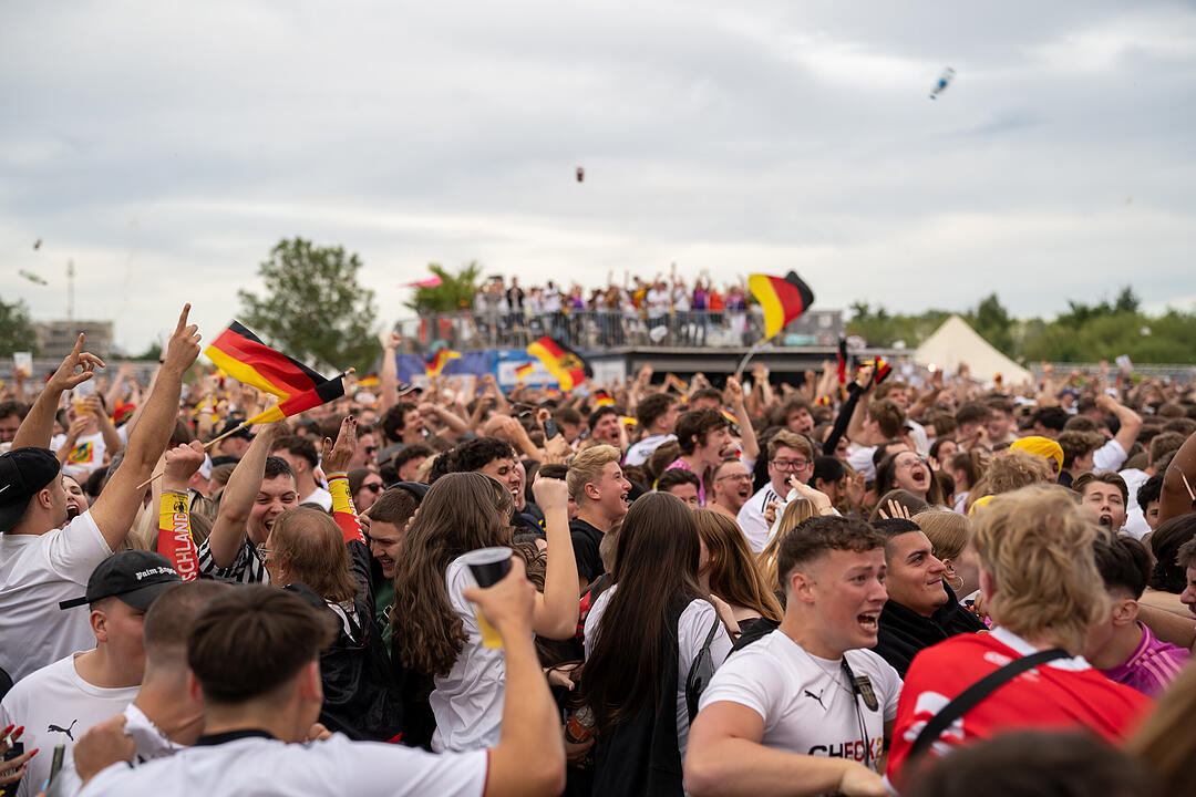 Fans schauen das EM-Viertelfinale zwischen Duetschland und Spanien in Nürnberg