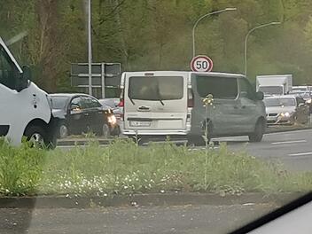 Auto, Stra&szlig;enverkehr, Stadtautobahn, Frankenschnellweg, Stau, Unfall, Sperrung