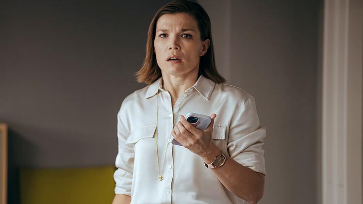 Nicole Renner (Mona Kospach) hat ihren Mann erst vor einigen Jahren geheiratet. Sie ist es, die die Polizei einschaltet. Aber auch sie merkt, dass ihr Mann ihr etwas vorenth&auml;lt.