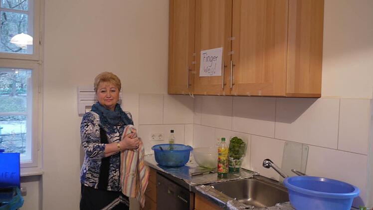 Sophia Fischmann in der Küche: Einige Schränke sind verschlossen.